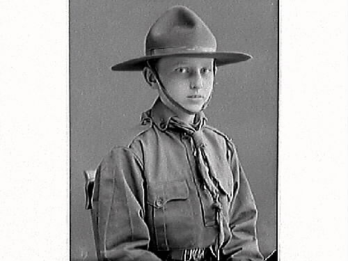 Pojkporträtt. Två bilder av en pojke i scoutkläder. Pastor Essén beställde bilderna och är troligen pojkens far.