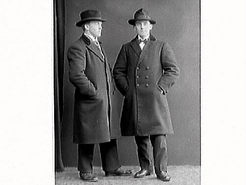 Ateljébild, två män i hatt och överrock. Gunnar Andersson, Skällinge, beställde bilden och är troligen själv med.