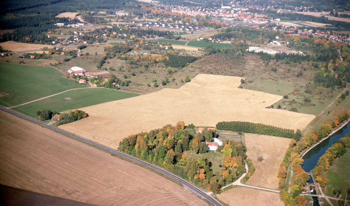 Brunnby i Vreta klosters församling. På bilden syns Göta kanal och tätorten Ljungsbro.  Längst ner i höger hörn av bilden, skymtar Bergs dubbelslussar. Gården som ligger bredvid är Brunnby gård.