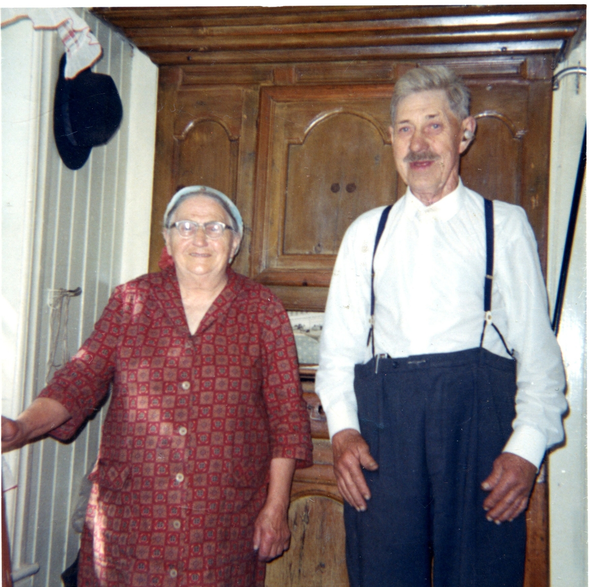 Anne og Nils Folkestad heime på kjøkkenet på Folkestad, september 1968.