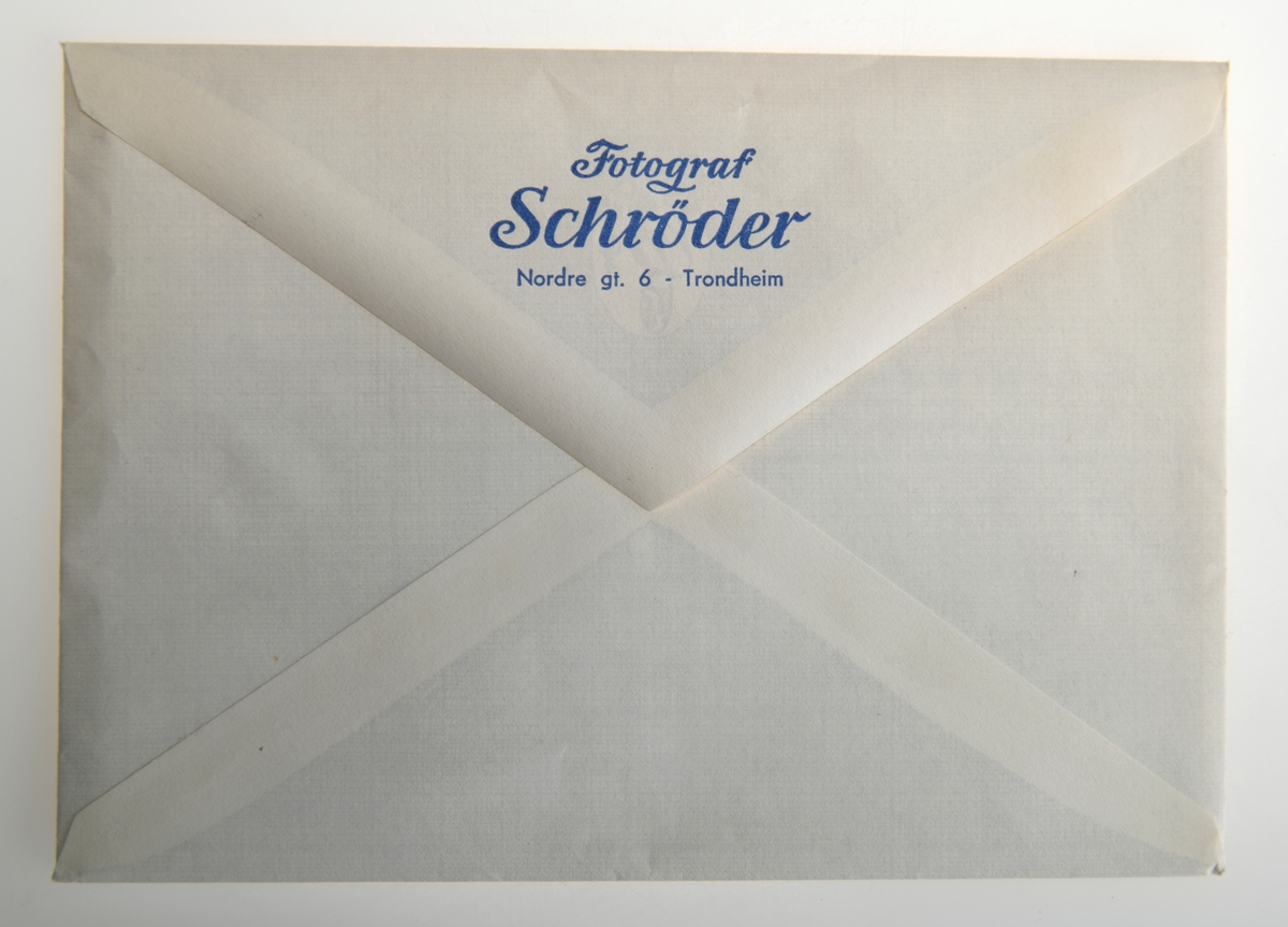 En konvolutt for bilder fra fotograf Schrøder i Trondheim. Konvolutten er merket med firmanavnet og adresse bak på konvolutten.