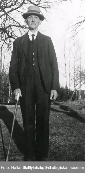 Algot Johansson, Fridhemsberg, Fagered, Åsen. Uppgifter i övrigt saknas. Mannen är klädd i "söndagskläder" med hatt och käpp.
Tillhör samlingen med fotokopior från Hallands Nyheter som är från 1930-1940-talen.