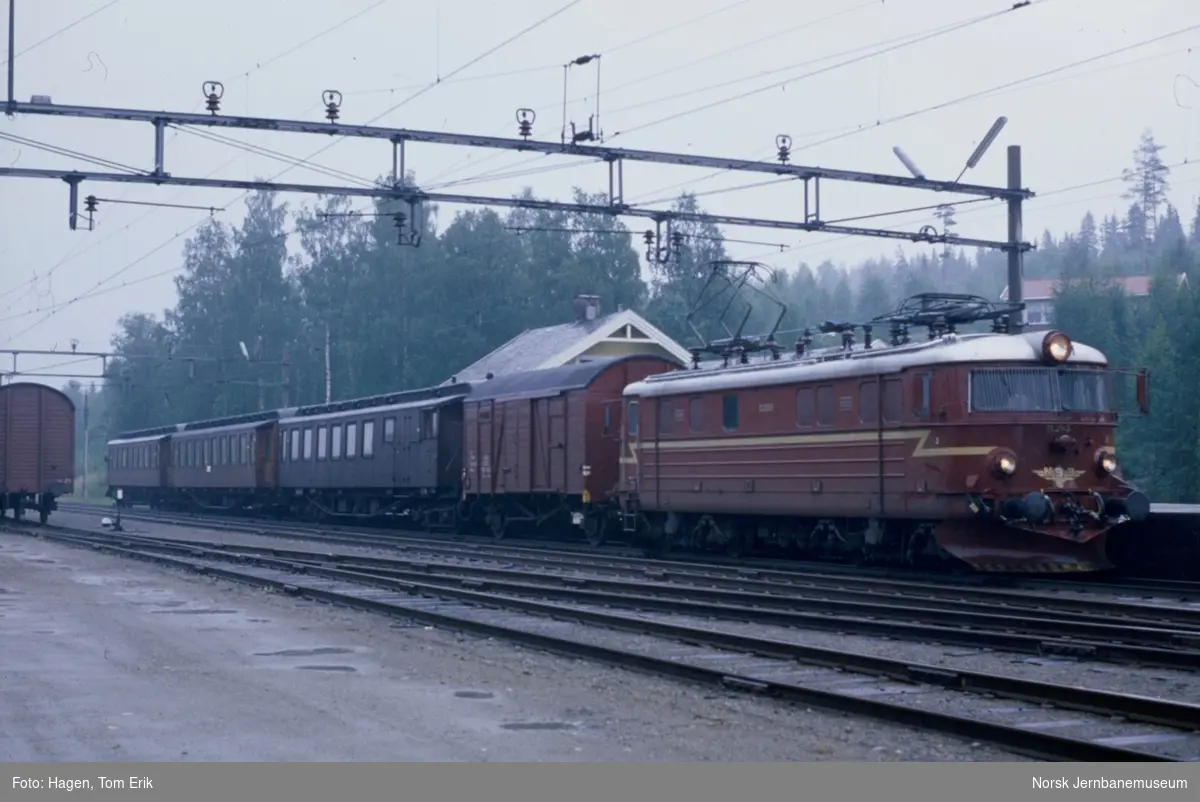 Elektrisk lokomotiv El 11 2145 med persontog til Oslo på Nygard stasjon på Gjøvikbanen