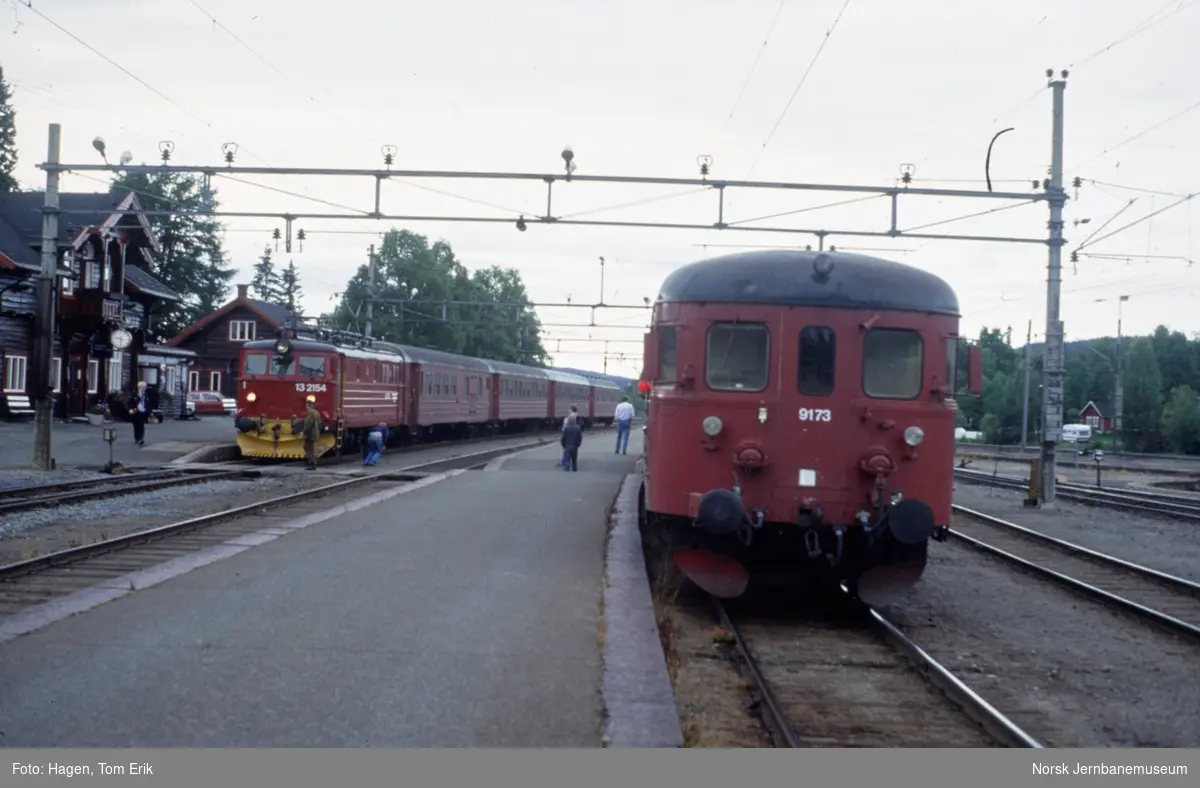 Kryssing På Eina Stasjon Mellom Tog Til Gjøvik Med Elektrisk Lokomotiv El 13 2154 Og Tog Til 