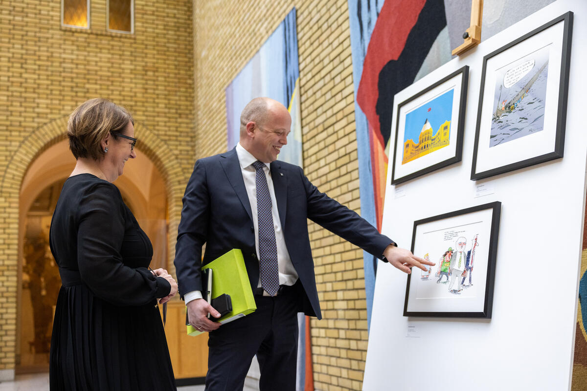 Finansministeren synes han ser litt rund ut på tegningen til Tor Bomann-Larsen - Foto (c) Stortinget/Morten Brakestad (Foto/Photo)