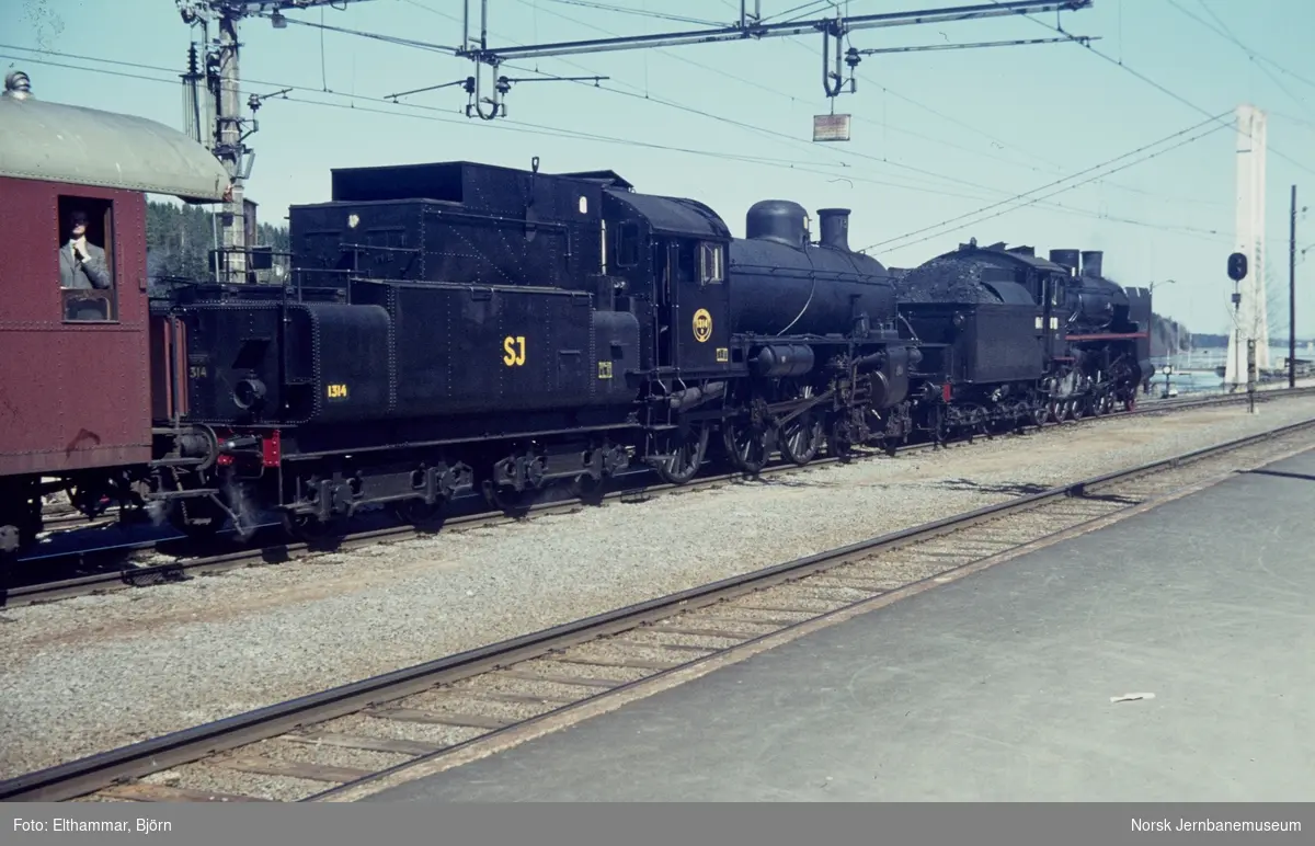 Damplokomotiv type 26c nr. 411 og SJ litra B nr. 1314 med ekstratog for Svenska Järnvägsklubben på Rånåsfoss stasjon