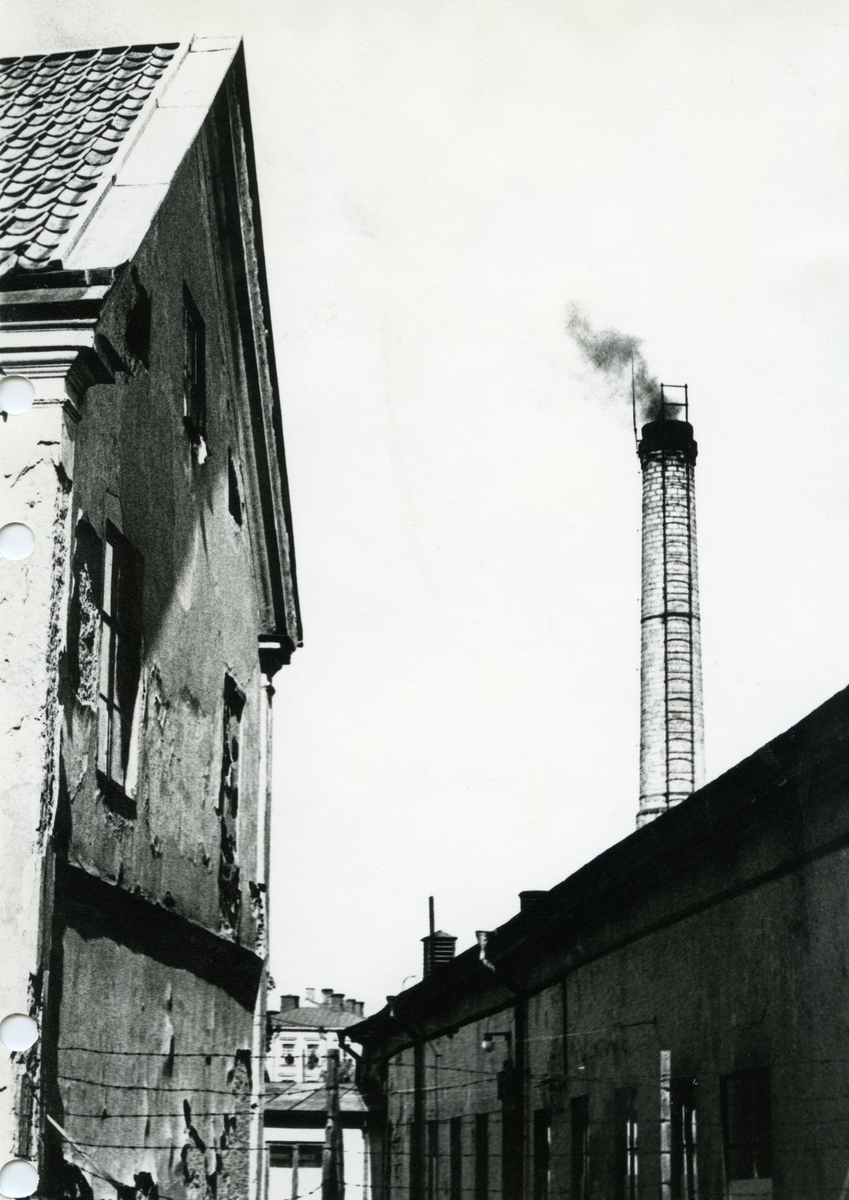 Bildtext: Enligt överenskommelse med ins. Landsmo, kommer tvätten att upphöra den 31/12 1965. Fastigheten riven i mars 1967.

Stångebro tvättinrättning startades omkrin år 1900. Den låg vid Stångån och bron Stångebro.