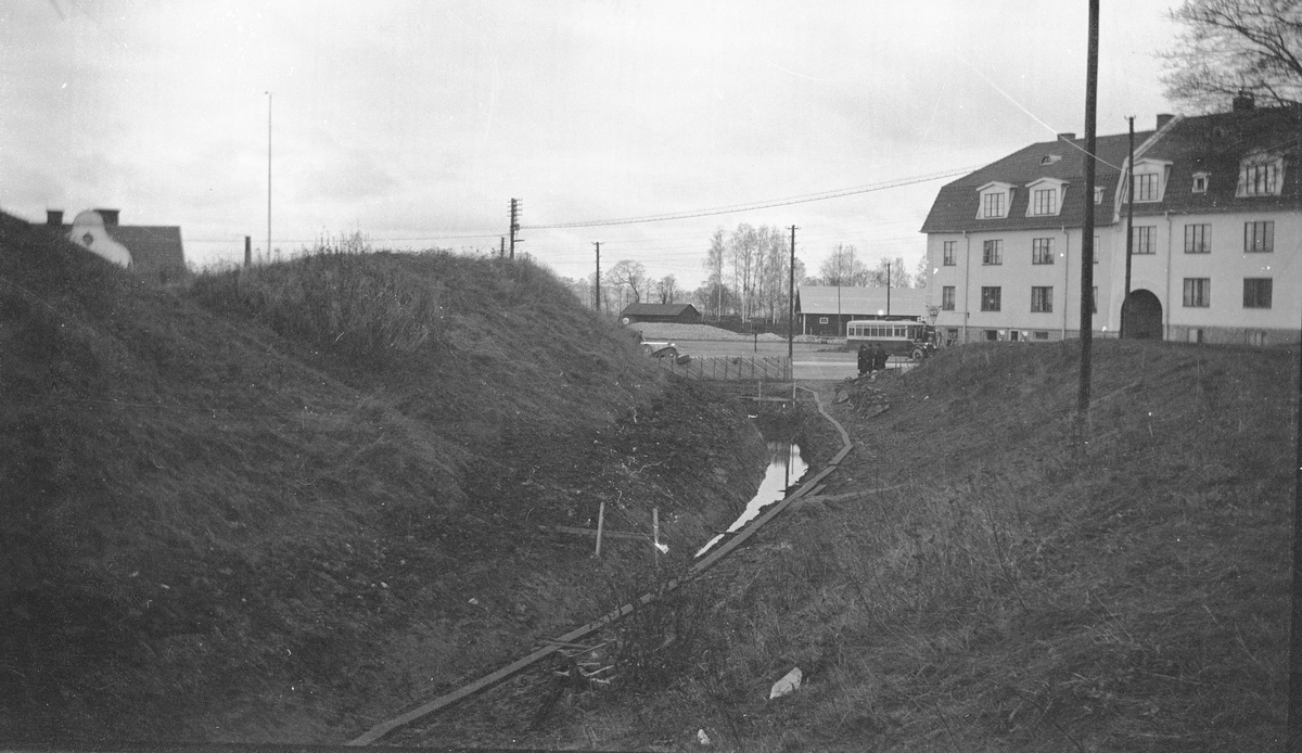 Foto taget från den yttre vallgraven i Rumlaborg i Huskvarna, i samband med arkeologiska undersökningar vintern 1931.