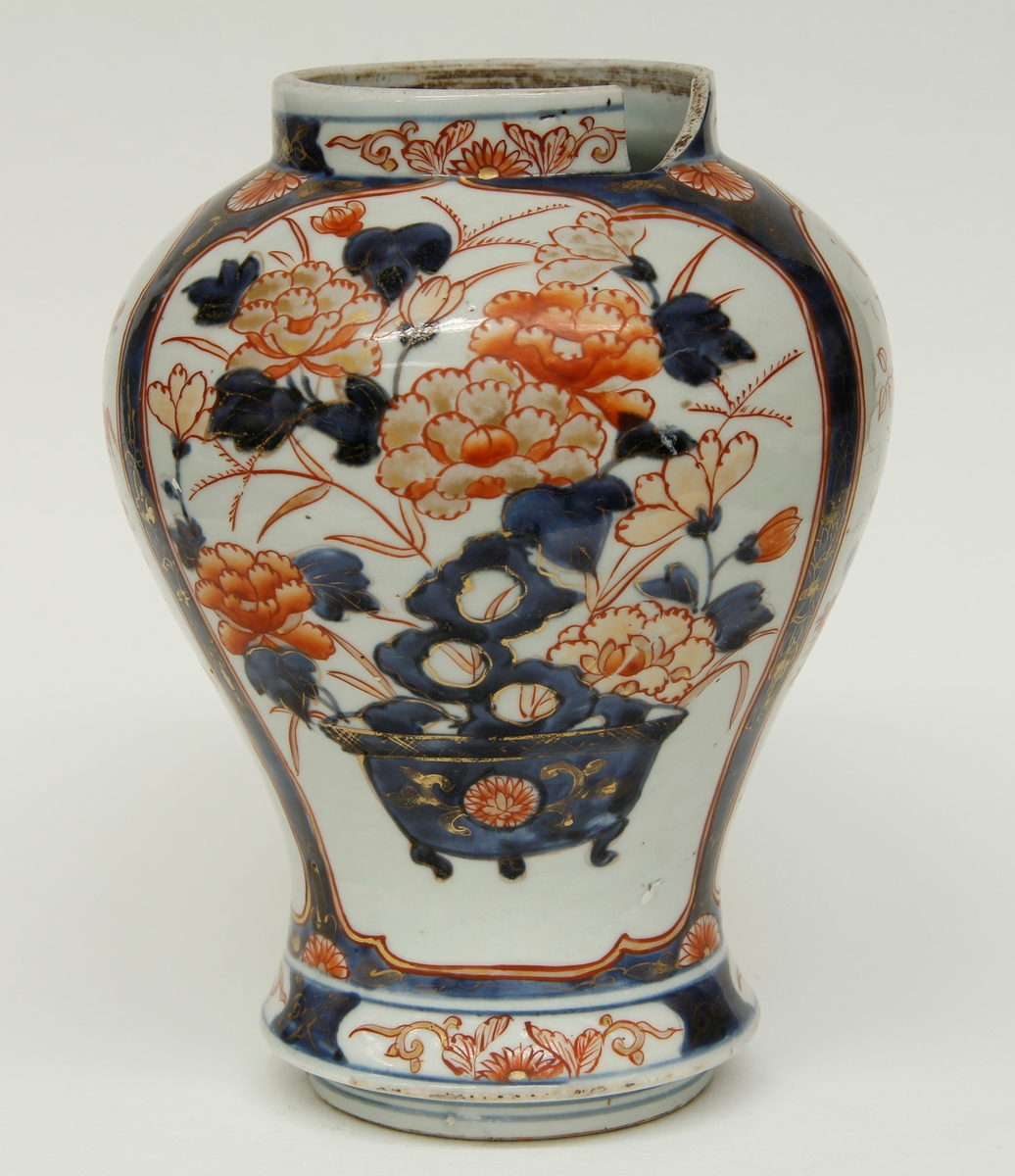 Balusterformet vase, kort, bred sylindrisk hals. Blomsterornamenter i blått og rødt med gullstaffering. Ingen produsentmerker.