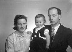 Arne Mæhlum med hustru Gunnlaug og sønn