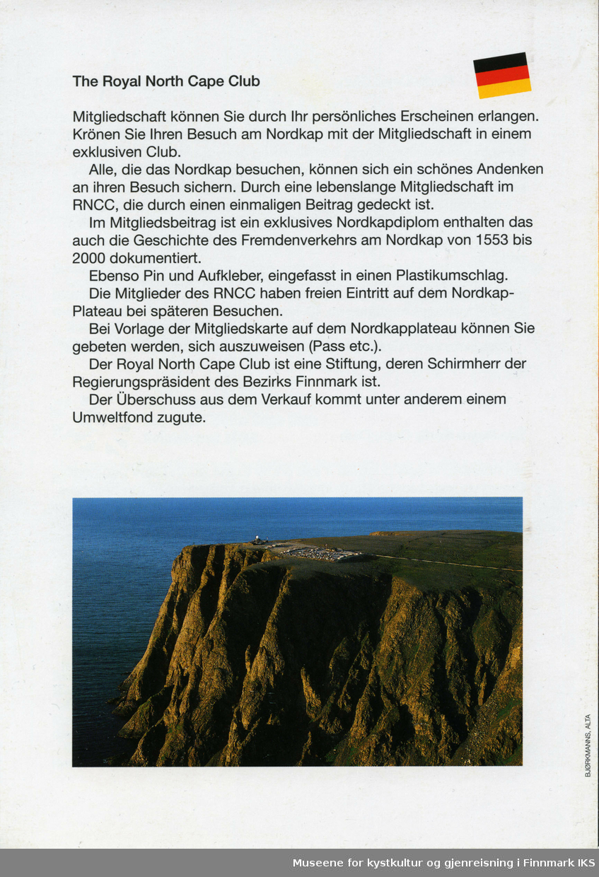 Informasjonsbrosjyre om The Royal North Cape Club, på norsk, engelsk og tysk, med bilde av Nordkappklippen, Globusen og midnattsol. 