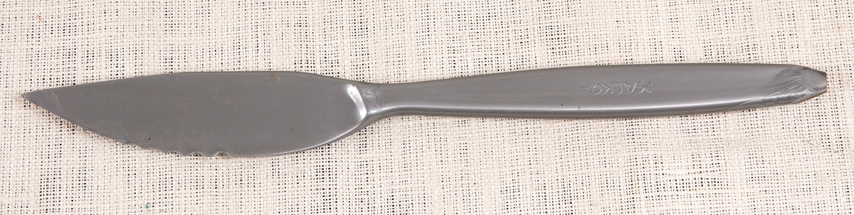 Kniv och gaffel i grå plast med slipade skaft och spets, att användas som vapen.