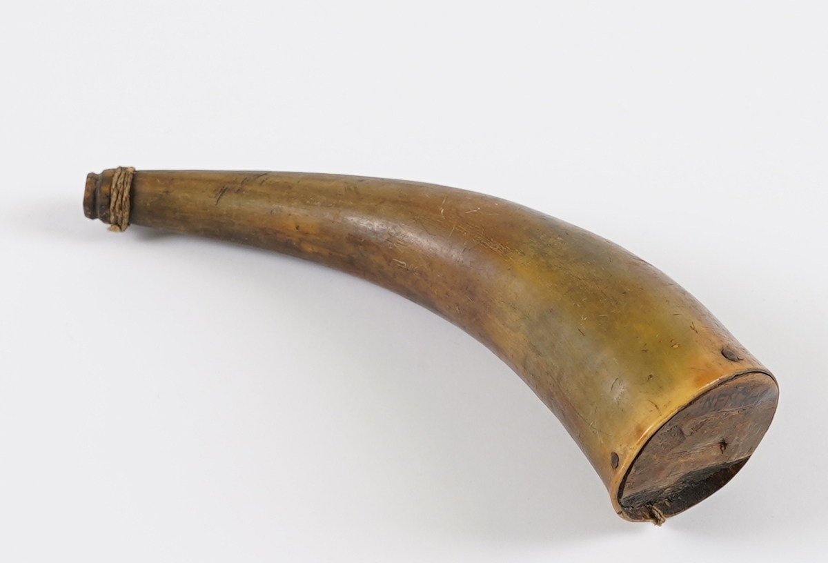Kruthorn til oppbevaring av svært eksplosivt svartkrut. Kruthornet bar ein med seg og vart nytta til å fylle/ påføre krut til munnladervåpen og våpen med flintlås. Patron med krutladning og projektil avløyste kruthornet på slutten av 1800-åra.