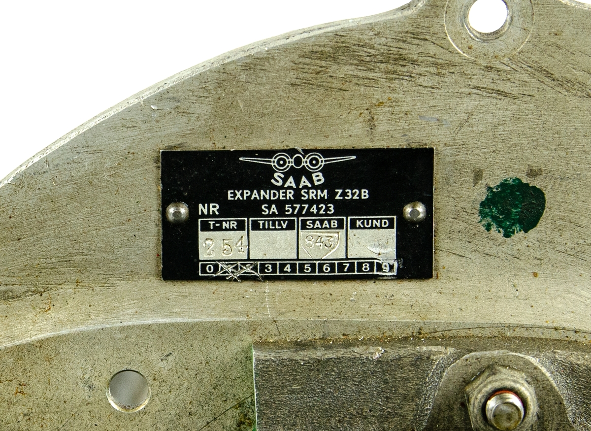 Skruvkompressor EXPANDER SRM Z 32 B, tillhörandes flygplan A 32, Lansen. Tillverkad av SAAB. Uppskuren för undervisning och monterad på trästativ. Ursprungsbeteckning: SA 577423.