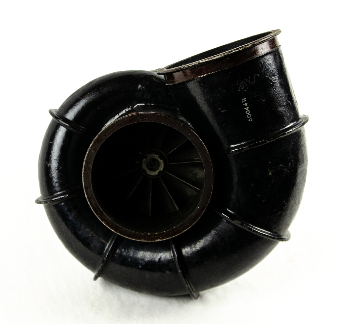 Kylturbin i metall, ovan- och underdel färgad i svart. Okänd flygplansmodell. Tillverkad av SAAB, nummer: 6004341-1.