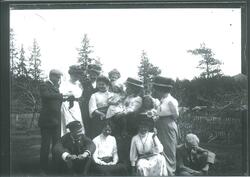 Medlemmer og venner av Rydgrenfamilien samlet i hagen utenfo