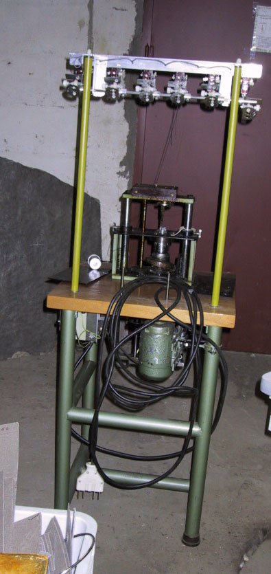 Form: trebord, grønt metallunderstell, 4 bein. Stativ i metall på bordet med 6 deler for å tre gjennom tråder
