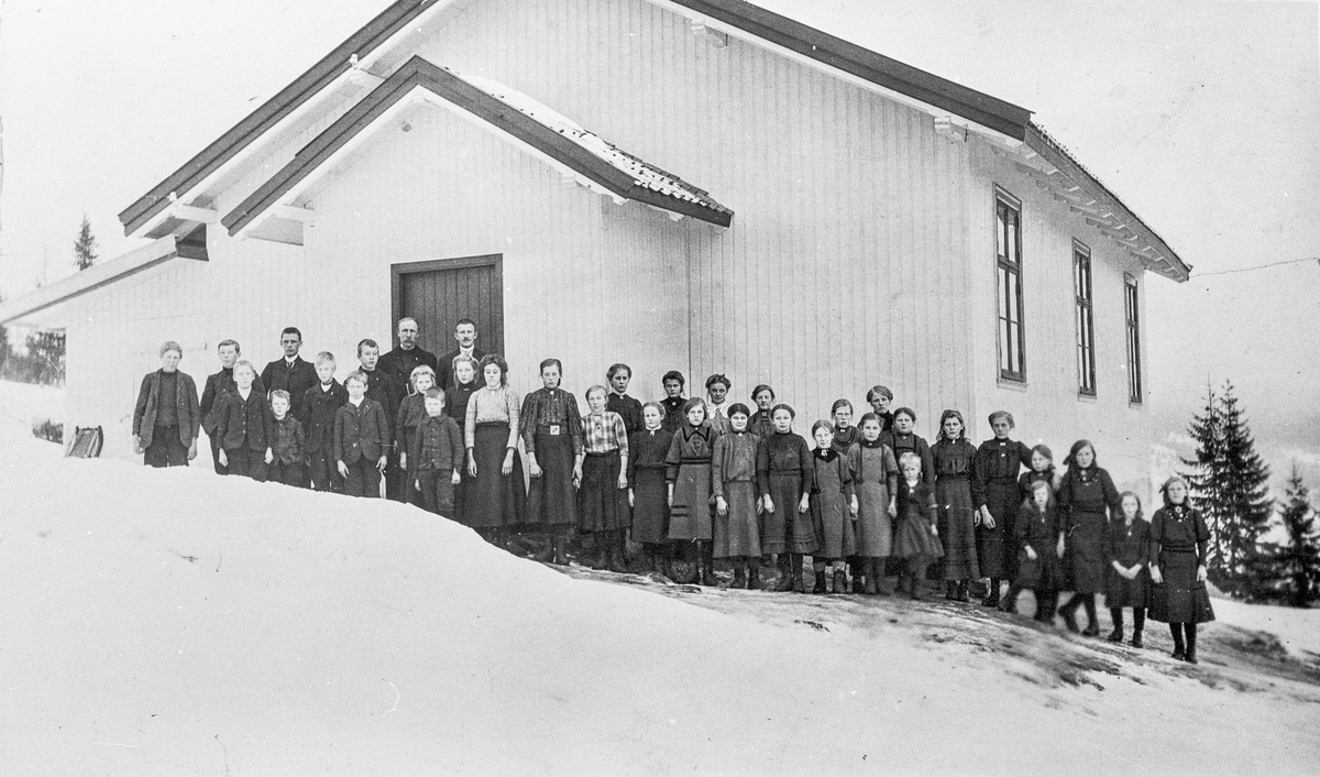 Barneavholdsforening på Unghald i Eggedal, omkring 1900-05.