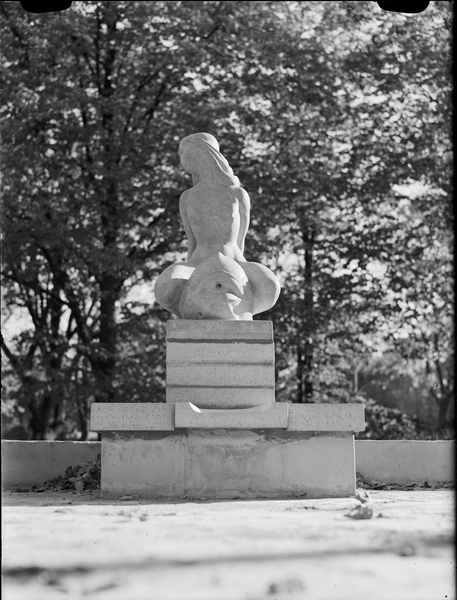 Fontänskulptur - "Flicka på delfin", Uppsala 1948