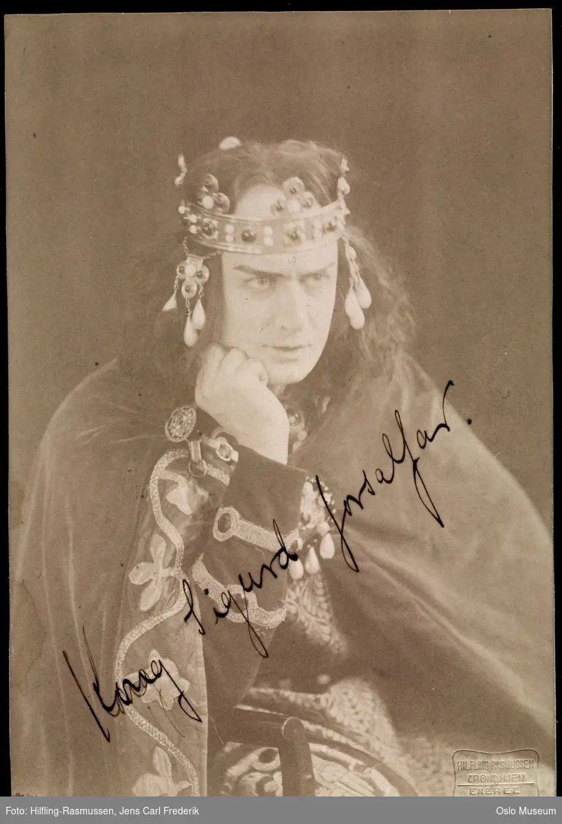 portrett, mann, skuespiller, rollebilde, "Sigurd Jorsalfar" på Trondhjems Nationale Scene, sittende halvfigur, kostyme