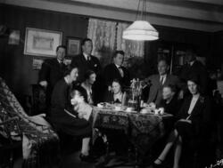 Helgesenfamilien inne i stua i hovedhuset på Fleskmo i 1929.