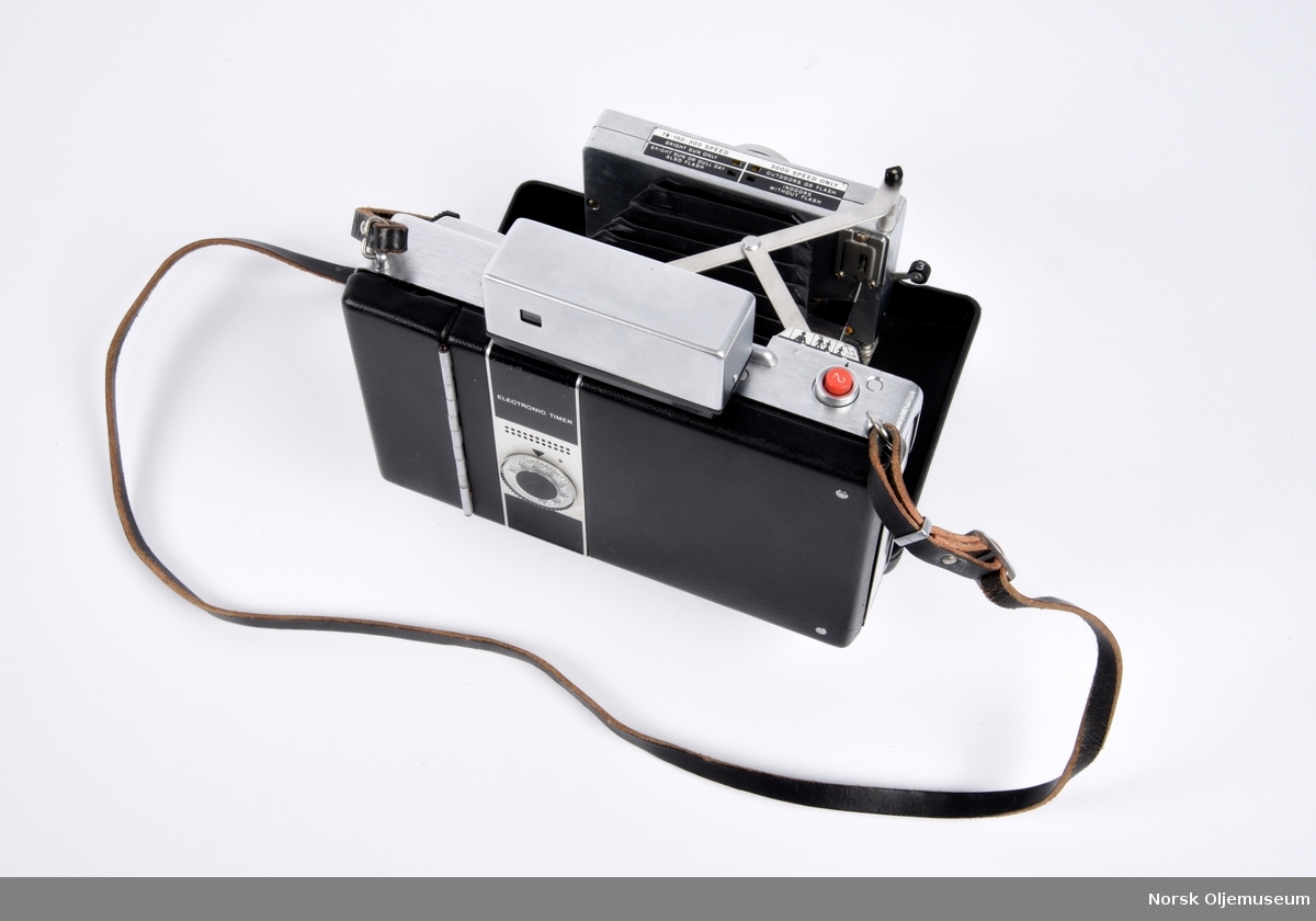 Polaroidkamera med etui og tilbehør. Kameraet ble brukt i forbindelse med Exxon sine kurs innen oljeteknologi.