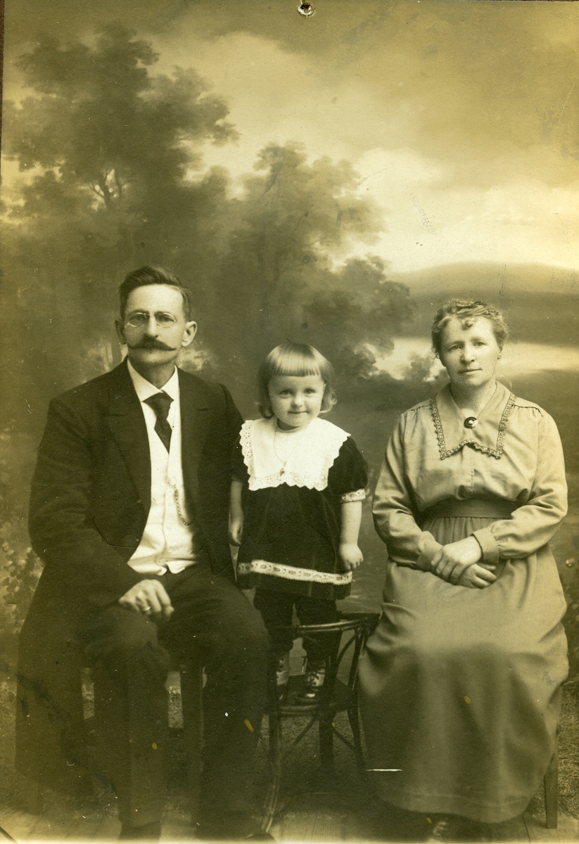 Gjermund G. Berg (1869-1947) m/hustru Ingeborg f. Bast (1878) og datter Astrid g. Link (1919)