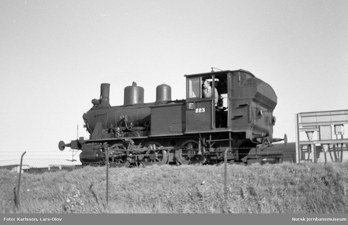 Damplokomotiv 25a 223 i skiftetjeneste på Trondheim stasjon