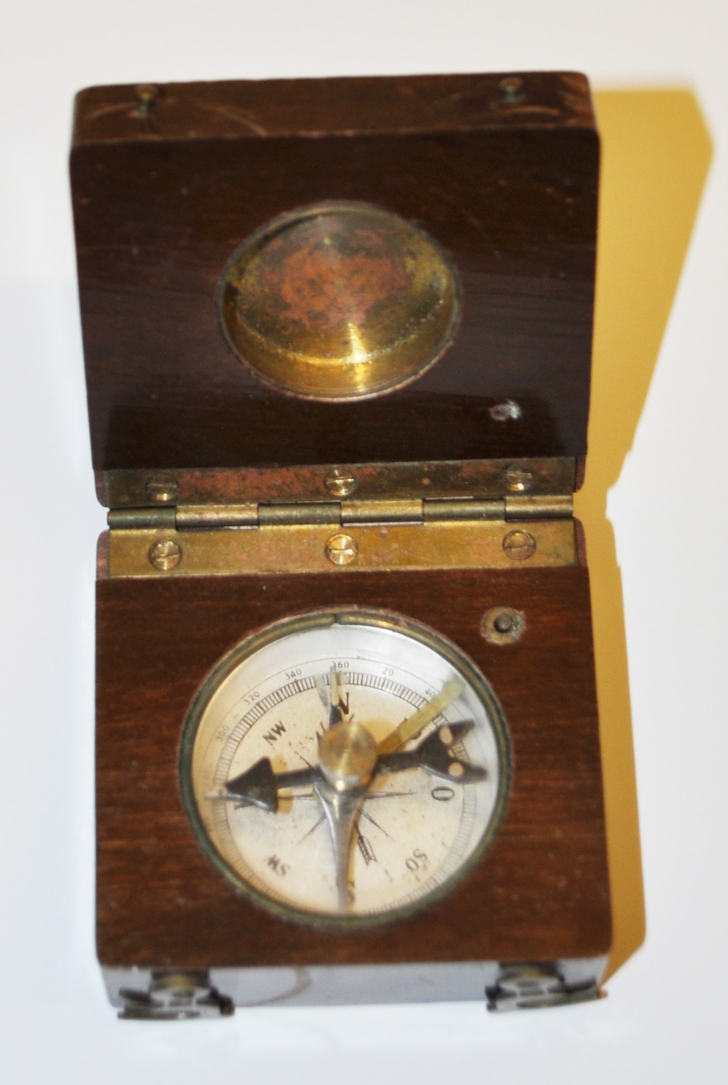 En kompass som är monterad i en träask som går att försluta med små hakar.
