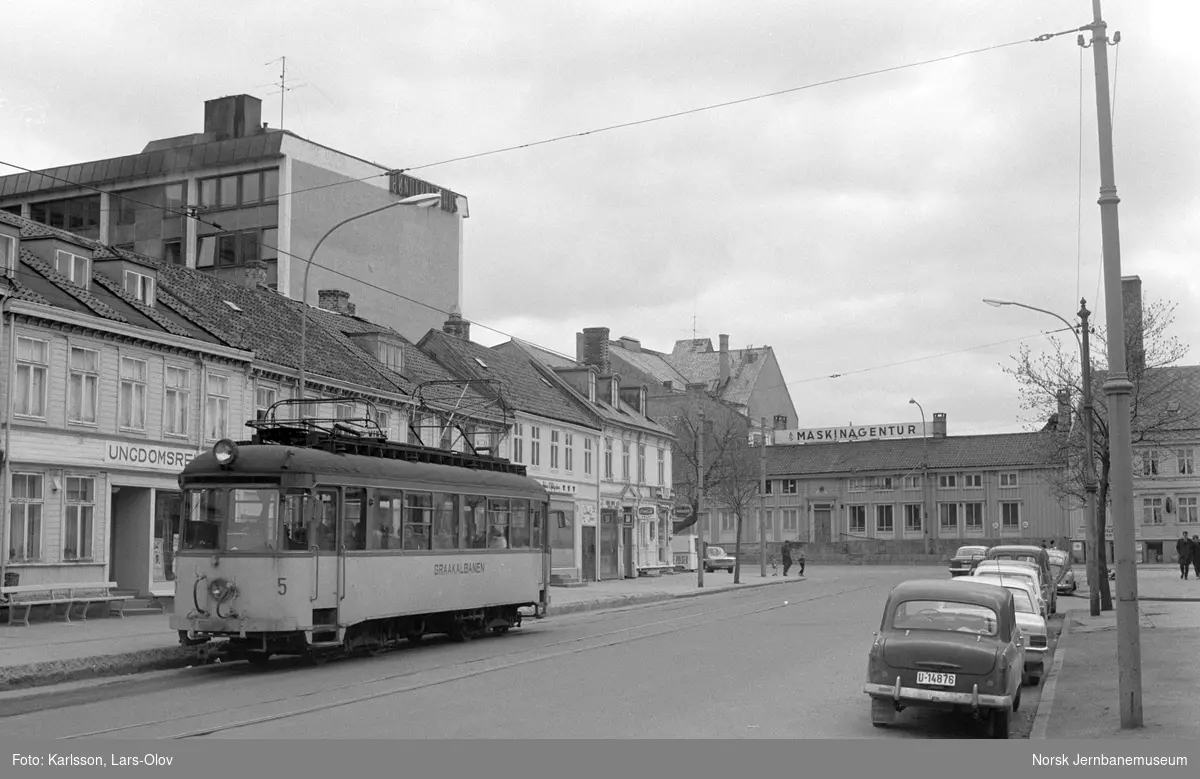Gråkalbanens sporvogn nr. 5 i Kongens gate ved Hospitalkirken