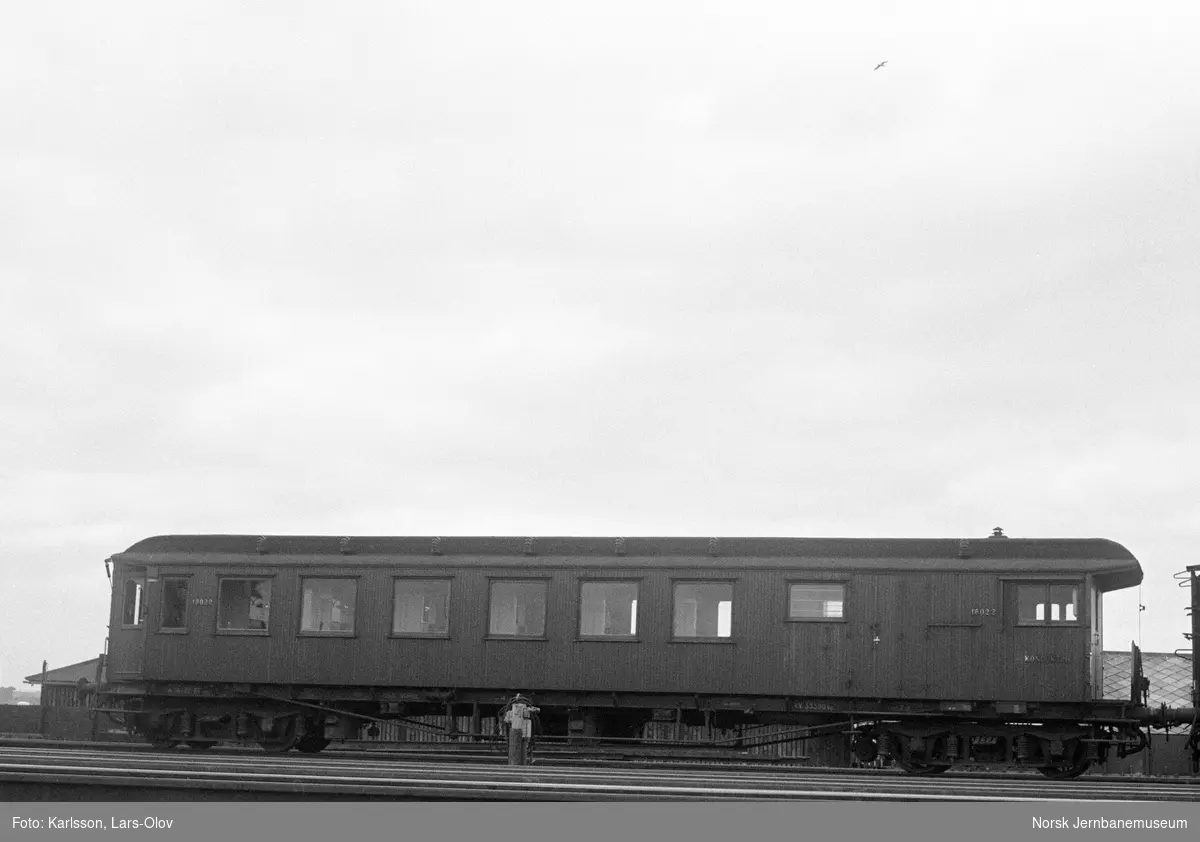 Kombinert sitte-, reisegods- og konduktørvogn litra BFo2b type 6 nr. 18022 på Trondheim stasjon