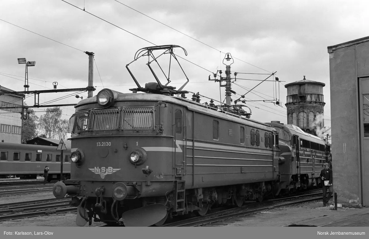 Elektrisk Lokomotiv El 13 2130 Og Diesellokomotiv Di 3 602 Utenfor Lokomotivstallen På Hamar 