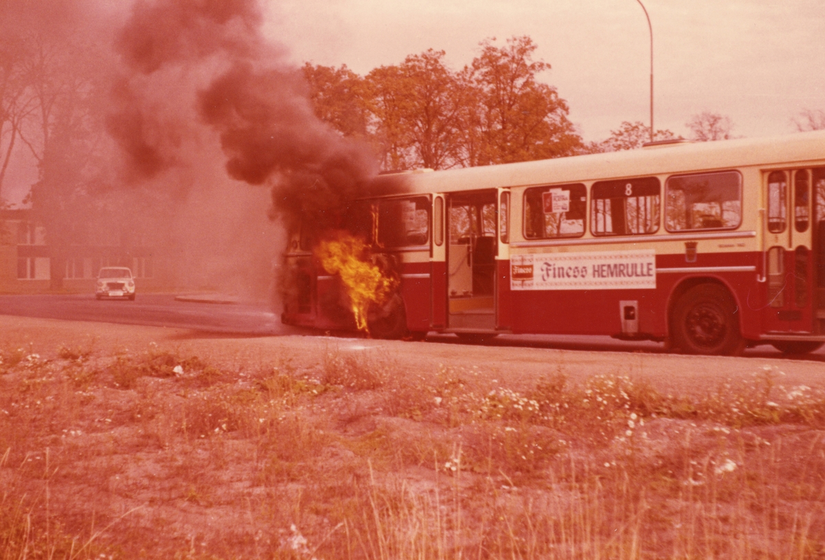 Bussen brinner i Ryd, Linköping i början av 1970-talet.
Busslinje 8.