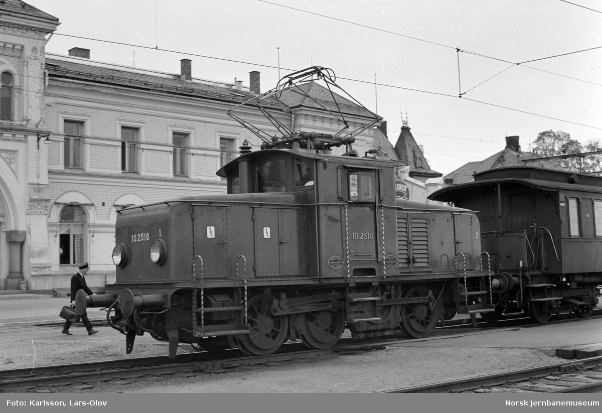 Elektrisk lokomotiv El 10 2518 i skiftetjeneste på Hamar stasjon