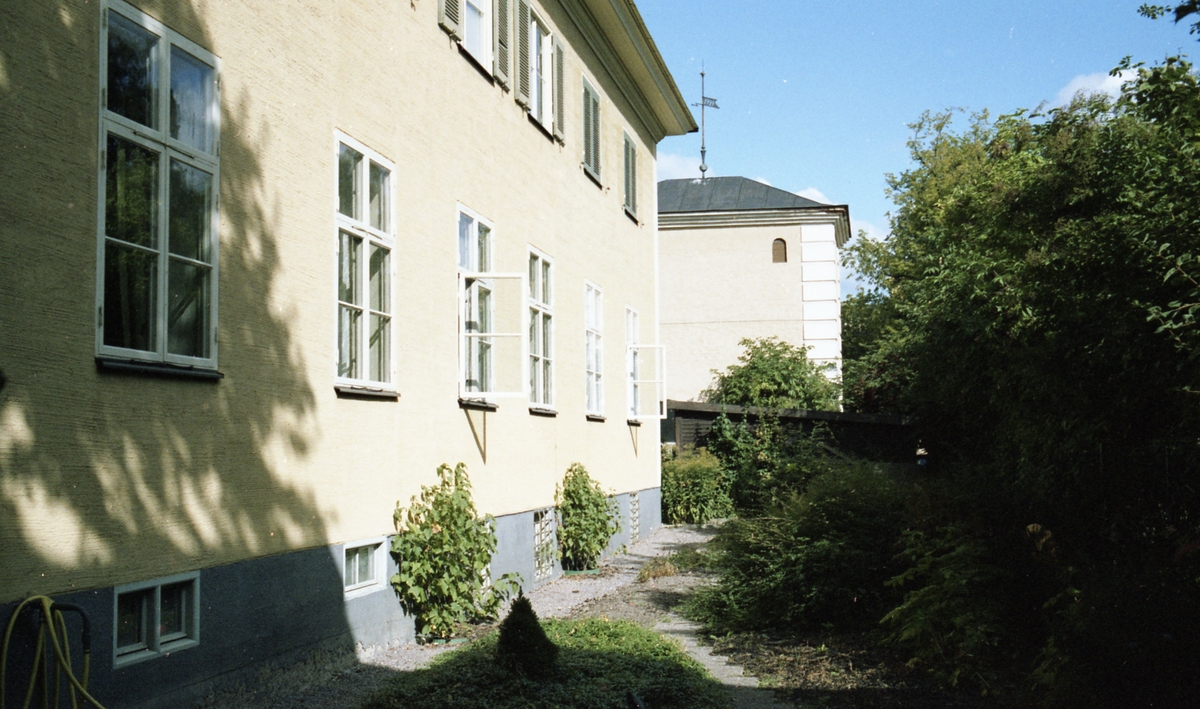 Hus i kvarteret Bikupan i Linköping år 1983. Kvarteret ligger mellan gatorna Vasavägan - Platensgatan - Kungsgatan - Klostergatan. Vilken gata bilden är tagen från framgår inte.