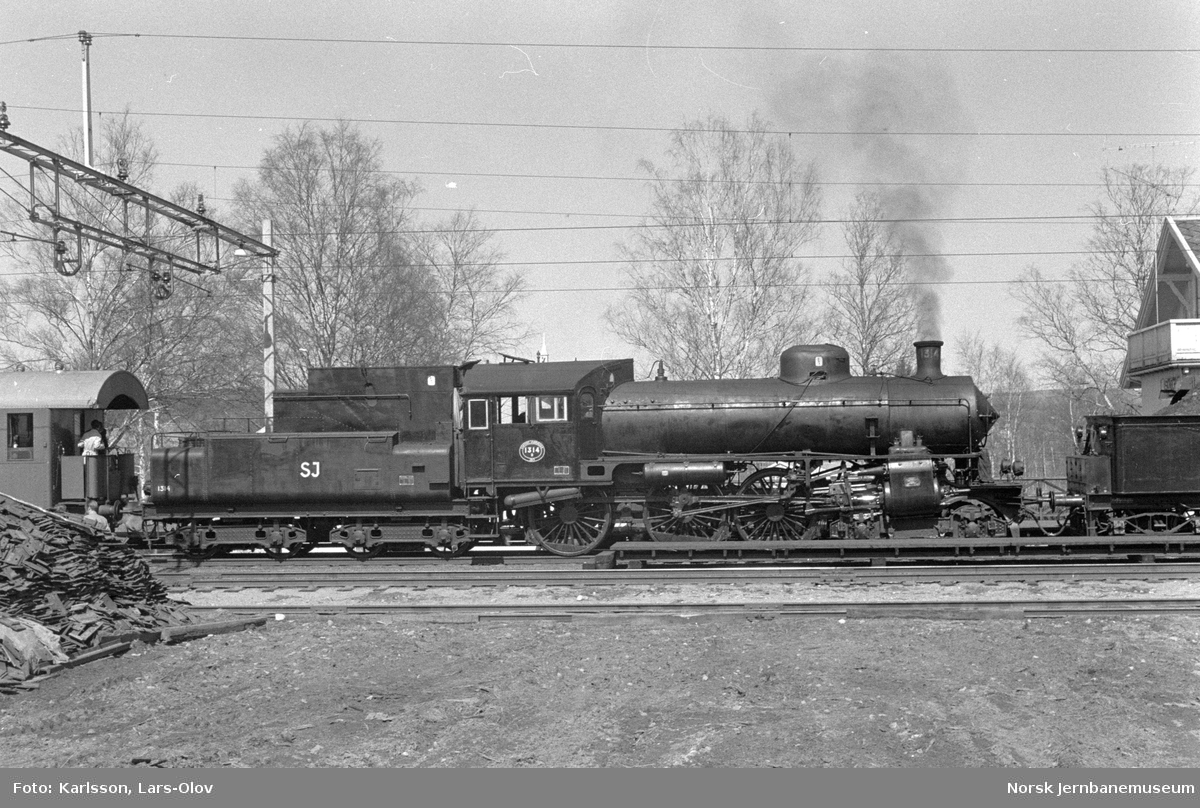 Svenska Järnvägsklubbens veterantog, trukket av NSB damplok 26c 411 og SJ damplokomotiv B 1314 ved Sander stasjon på Kongsvingerbanen