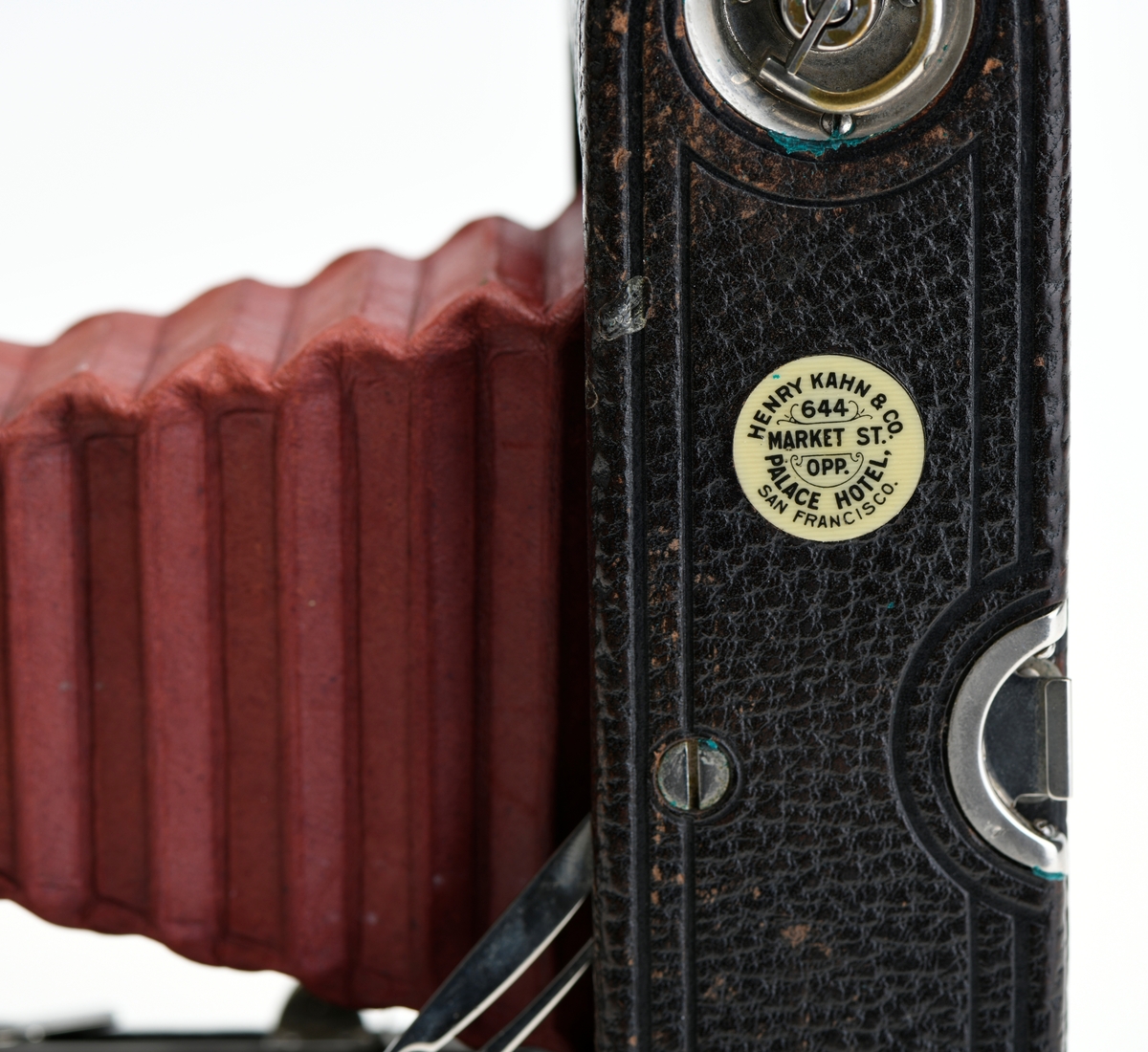 Et belgkamera for 116-film fra Kodak. No. 1A Folding pocket ble laget i flere versjoner mellom 1899 og 1915 og var det første kameraet fra Kodak til å bruke 116-film. Av de fire versjonene (Model A, B, C, D) var denne Model D den første til å ha en objektivplate i metall, mens de tidligere versjonene hadde en objektivplate i tre. 

Kameraet tar bilder på 6,5x11 cm. Det har 3 lukkertider i tillegg til åpen lukker (B). I tillegg til lukkeren på objektivet har kameraet også en snorutløser. På skinnen som belgen er festet i er det et lite hjul for å stoppe belgen i ulike posisjoner merket med fokusavstand. Det er en søker foran på objektivplaten som kan roteres for å ta landskapsbilder, og søkeren har et deksel som kan vippes opp. Baksiden kan åpnes for å sette inn film, og det har et rødt vindu for å se om det er film i. Luken til belgen åpnes med en knapp på siden av kameraet, på luken er det en fot som kan brettes ut. Håndtak i skinn på toppen. Kameraet kommer i en veske av skinn. Med kameraet følger også en mekanisk opptrekkbar selvutløser som kan festes på enden av snorutløseren.