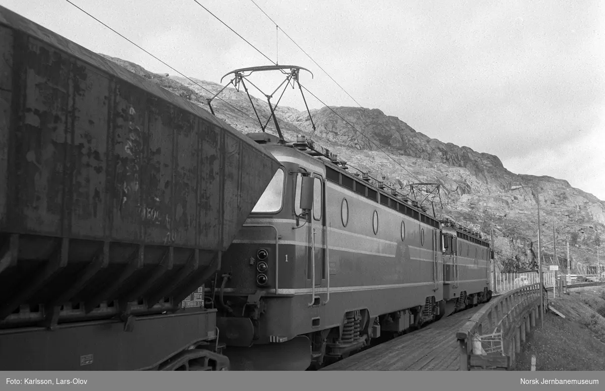 Elektrisk lokomotiv El 15 2194 og 2195 med malmtog til Narvik ved Riksgrensen