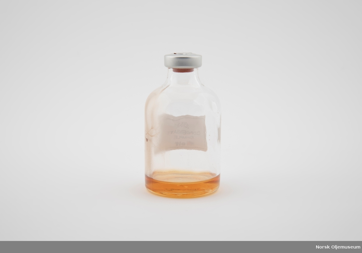 Kondensatprøve fra brønn 25/5-3, fra Skirnefeltet. 

Kondensatet er oppbevart i en glassflaske med forsegling i gummi og metall.