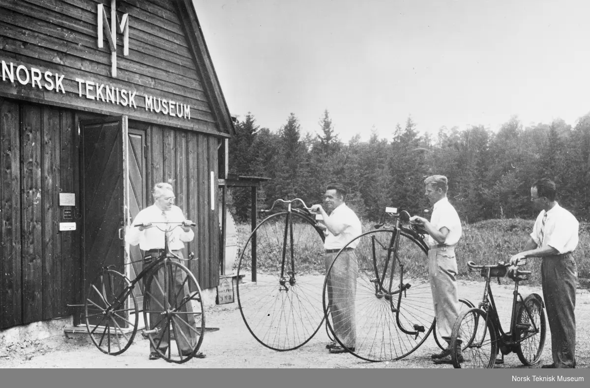 Fire forskjellige sykler oppstilt ved inngangen til Norsk Teknisk Museum i Vikingskiphuset : fra venstre: Philip Pedersen med sykkel fra 1868, Reidar Svenningsen med sykkel fra 1875, Gunnar Thuesen med sykkel fra 1885 og Edvard Farner med sykkel fra 1893