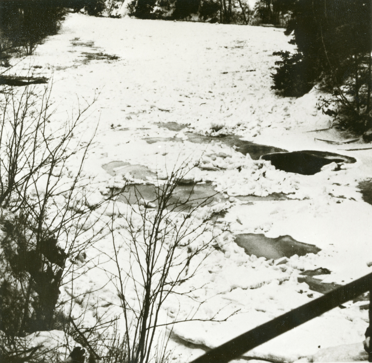 Bilde frå ein rapport om forholda ved Bø-elva om vinteren.  bilda er tatt vintrane 1973-74 og 1974-75.  Rapporten kom i 1975.  
