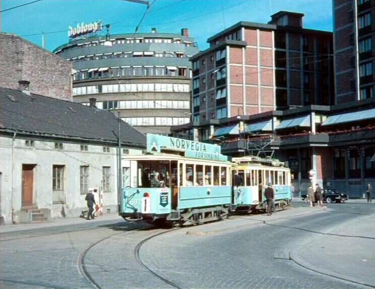 Oslo Sporveier nr. 607 type HaWa på linje 1 på Jernbanetorget.