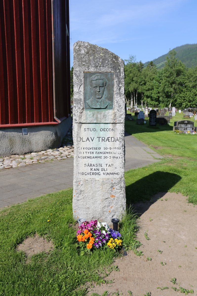 Olav Trædal (f. 1922, d. 1945 i Neuengamme), gravminne ved Støren kirke.