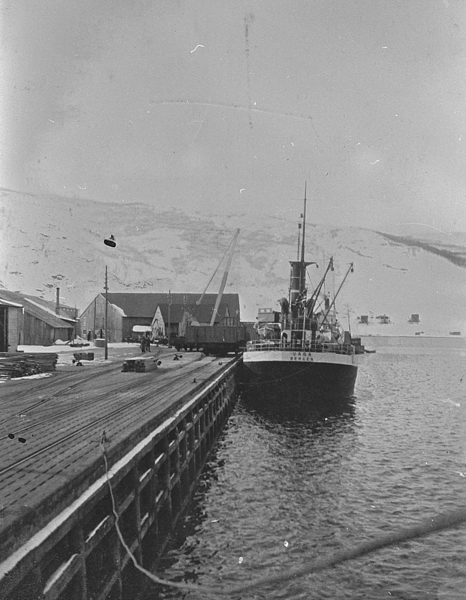 Sjøhus kai og skute, Svalbard