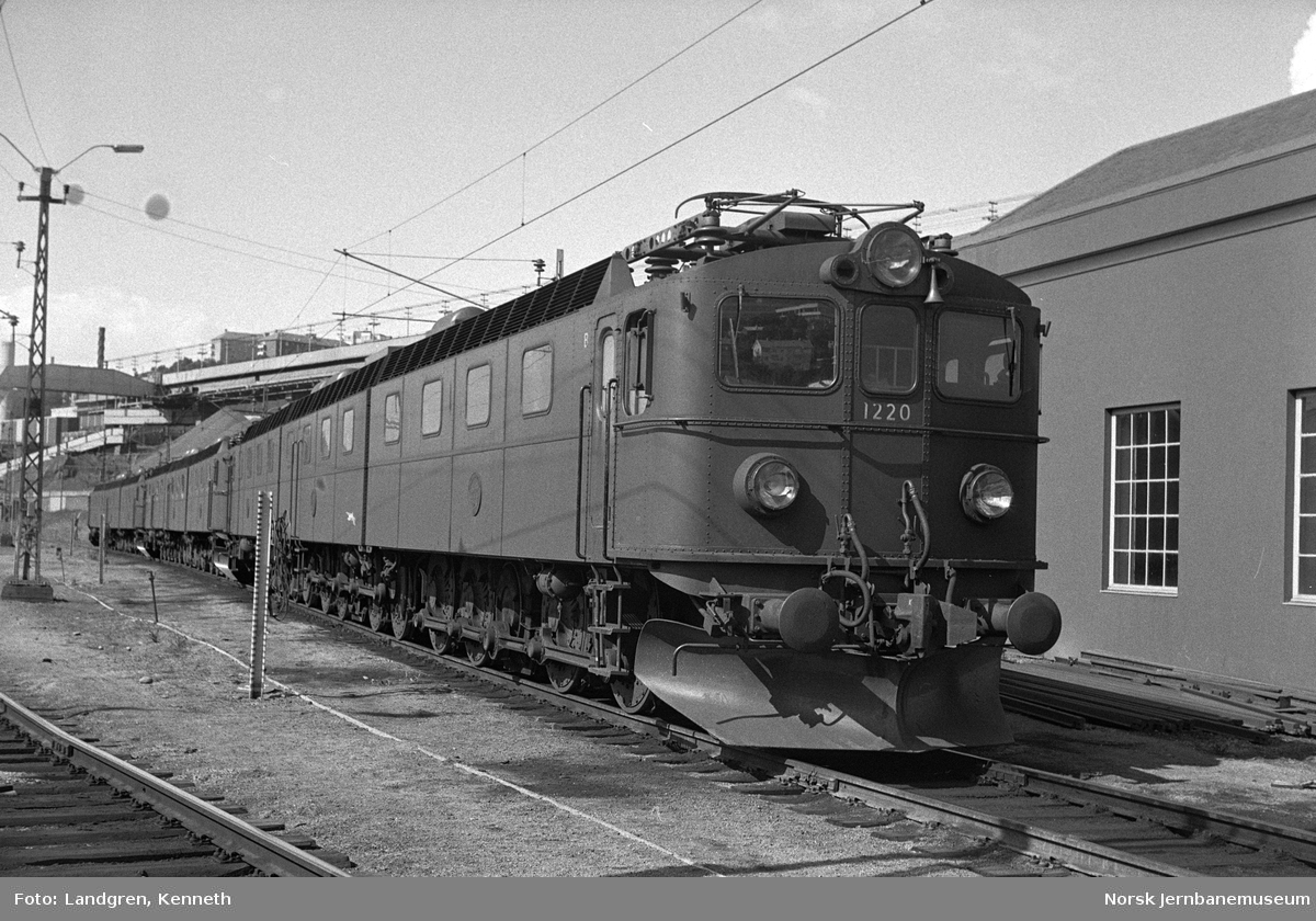 Svenske elektriske lokomotiver type Dm + Dm3 i Narvik, nærmest Dm 1220