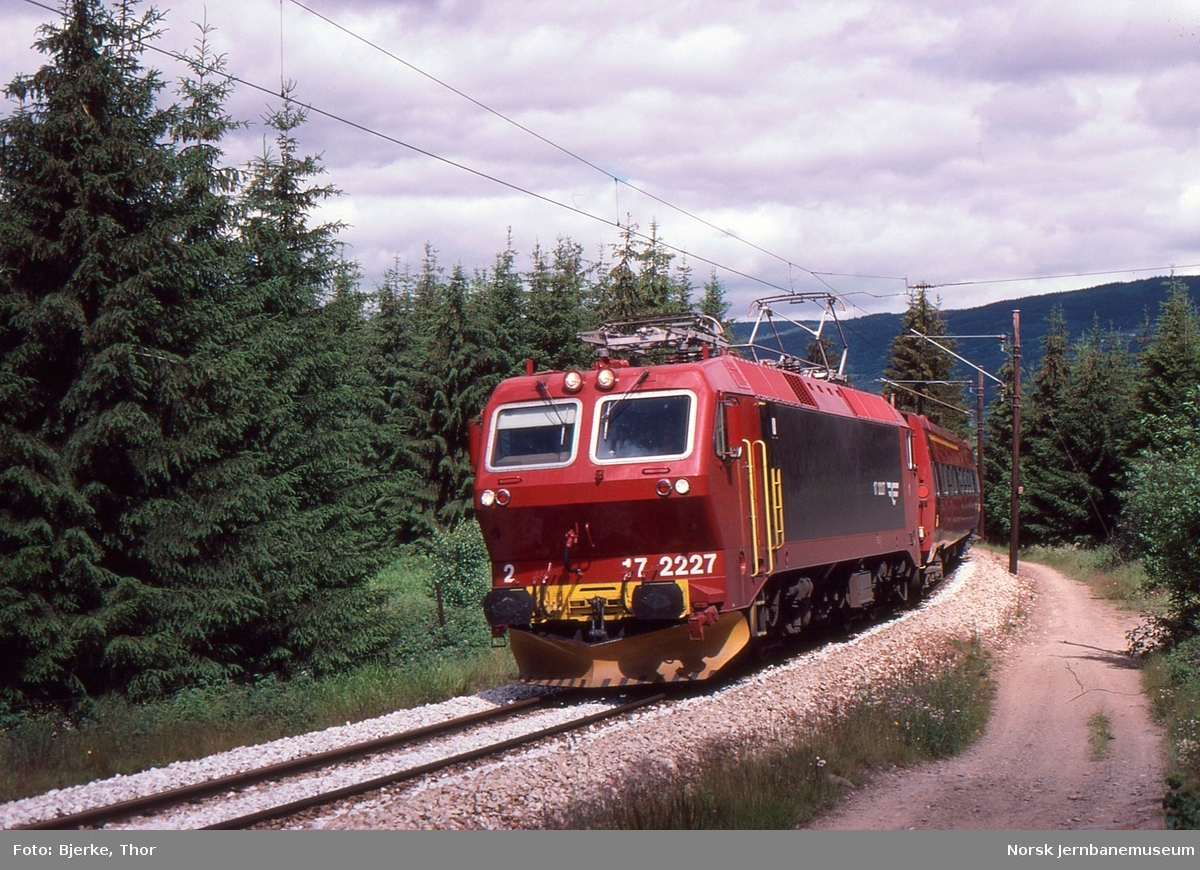 Elektrisk lokomotiv El 17 2227 med ekspresstog 42 Trondheim-Oslo ved Hunder