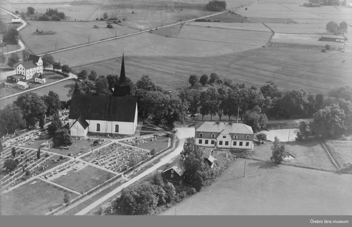 Flygfoto över Sköllersta kyrka. (Beställare: Edvin Olsson) - Örebro ...