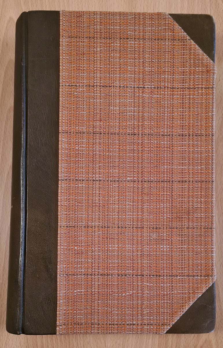 En skinnpärm med fram och baksidan klädd av ett brun/orange bomullstyg. Innehåller bindningslära med tillhörande tygprover.

Övrig information se samlingsblankett 20 628.