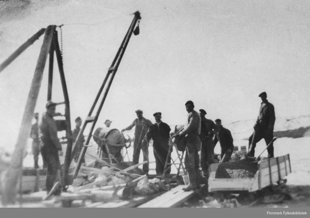 Krigsskadeutbedringer i Finnmark 1946. Et arbeidslag ved en provisorisk bru i Kautokeino.