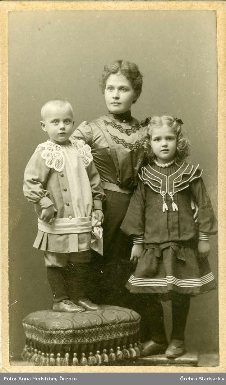 Mamma med barn

Från vänster: Nils Sture Henry Vitalis Persson född 1900-09-20, Maria Josefina Bernhardina Persson f Lagerman född 1863-06-03, Svea Viktoria Jäger f Persson född 1899-08-07